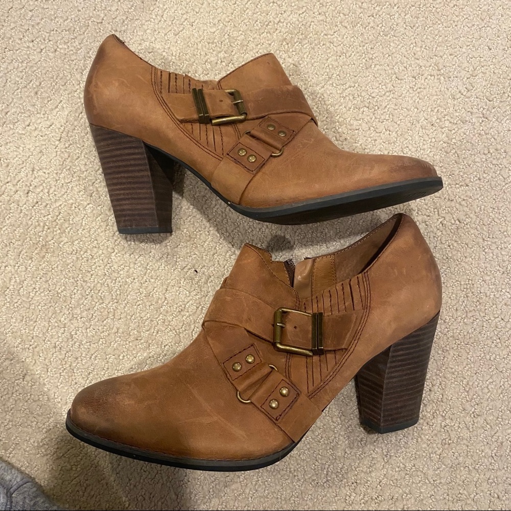 Clarks tan booties